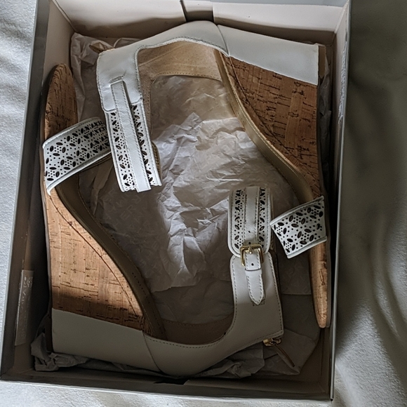 New with box 🌙🦋 Marc Fisher | white heels size 8 - Picture 6 of 7